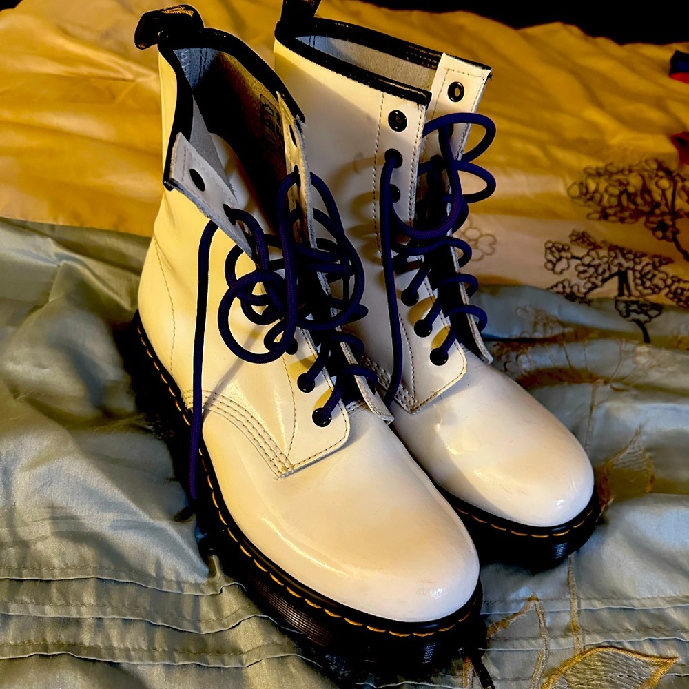 1460 WOMEN'S PATENT LEATHER LACE UP BOOTS